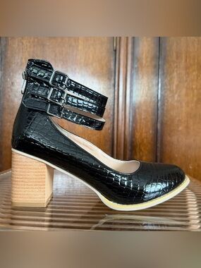Freebird Inspired Black Croc-Embossed Ankle-Strap Block Heel Pumps Size 8.5